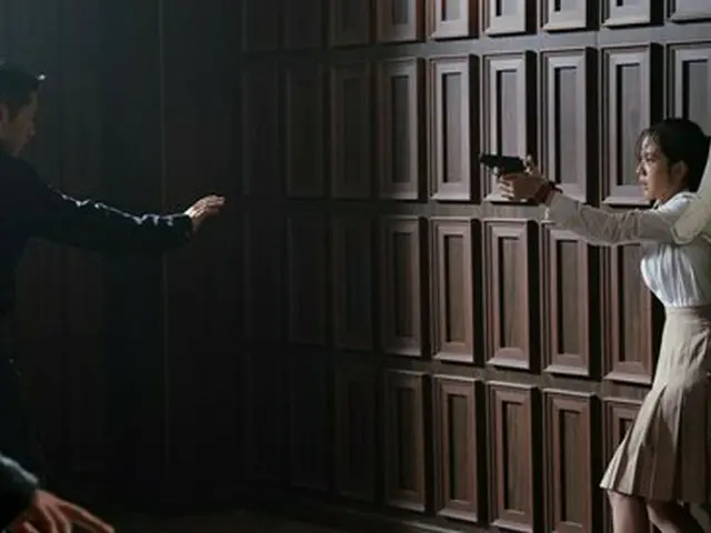 「スノードロップ」ジス、チョン・ヘインに銃口を向ける　緊張感いっぱい（画像提供:wowkorea）