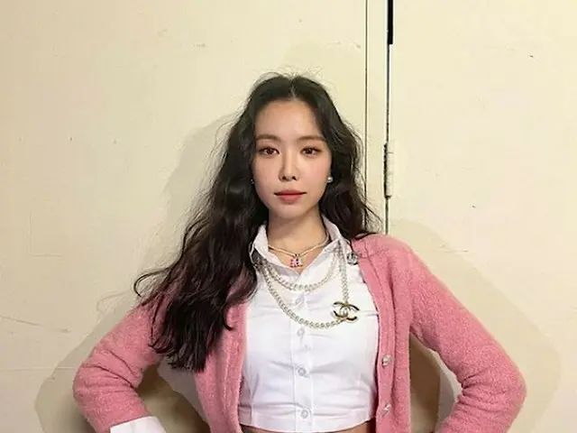 ナウン（Apink）、片手で掴めるようなウエスト…「ご飯は食べてる？」（画像提供:wowkorea）