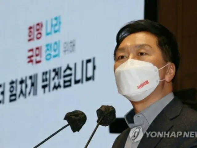 国会で開かれた議員総会で発言する金起ヒョン氏（国会写真記者団）＝３日、ソウル（聯合ニュース）