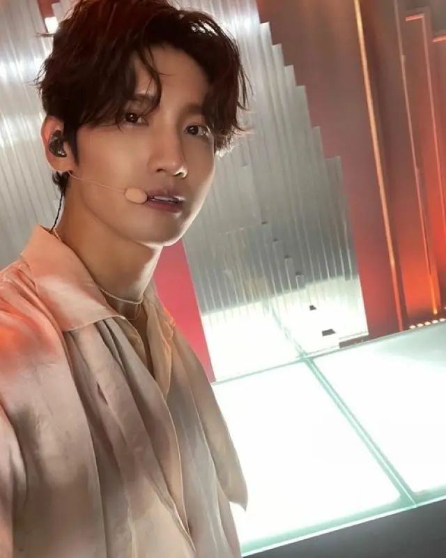 「東方神起」のチャンミン、SMTOWNでのビハインドショットを公開…誰が見ても最強アイドルビジュアル（画像提供:wowkorea）