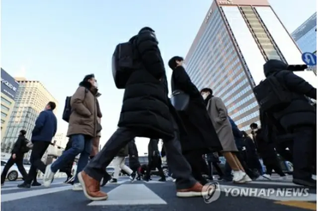 新年最初の月曜日の３日、出勤するソウル市民＝３日、ソウル（聯合ニュース）