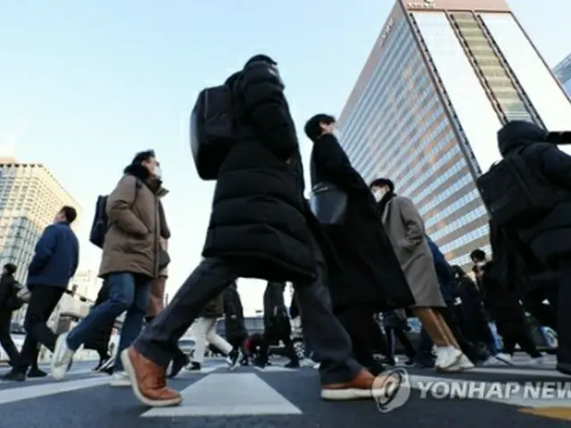 新年最初の月曜日の３日、出勤するソウル市民＝３日、ソウル（聯合ニュース）