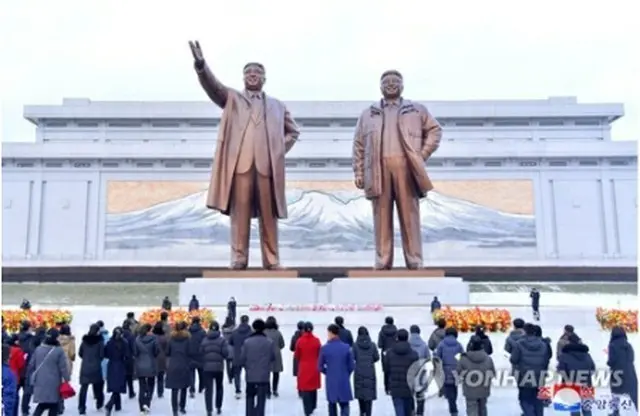北朝鮮の朝鮮中央通信は2日、新年を迎え北朝鮮の全域から労働者や軍の将兵、学生らが金日成・金正日父子の銅像のもとを訪れ、献花して敬意を示したと報じた＝（朝鮮中央通信＝聯合ニュース）≪転載・転用禁止≫