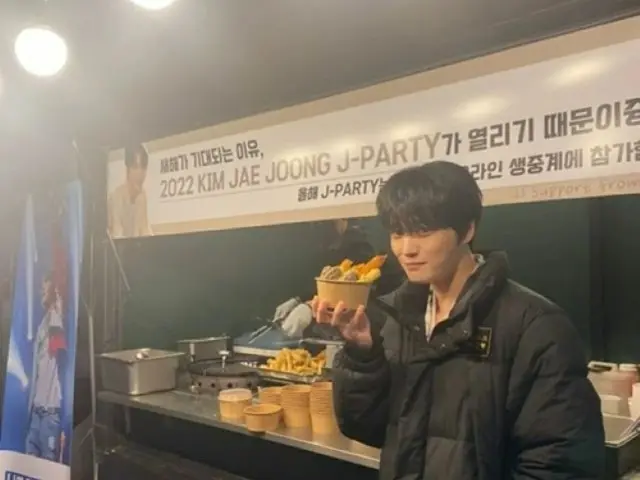 ジェジュン、日本のファンから差し入れられたおやつカーに感謝…まるで漫画から出てきた王子さまのようなビジュアル（画像提供:wowkorea）