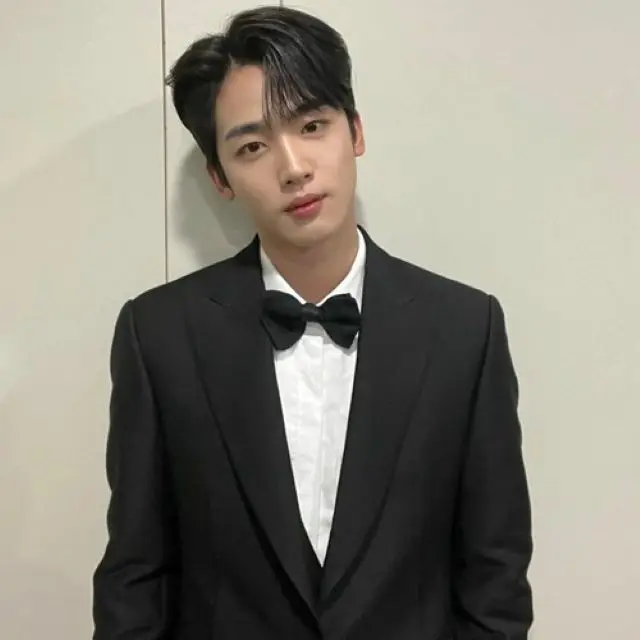 「WEi」のキム・ヨハン、「2021 KBS演技大賞」の舞台裏から感謝のあいさつ…完ぺきなタキシード姿で魅了（画像提供:wowkorea）