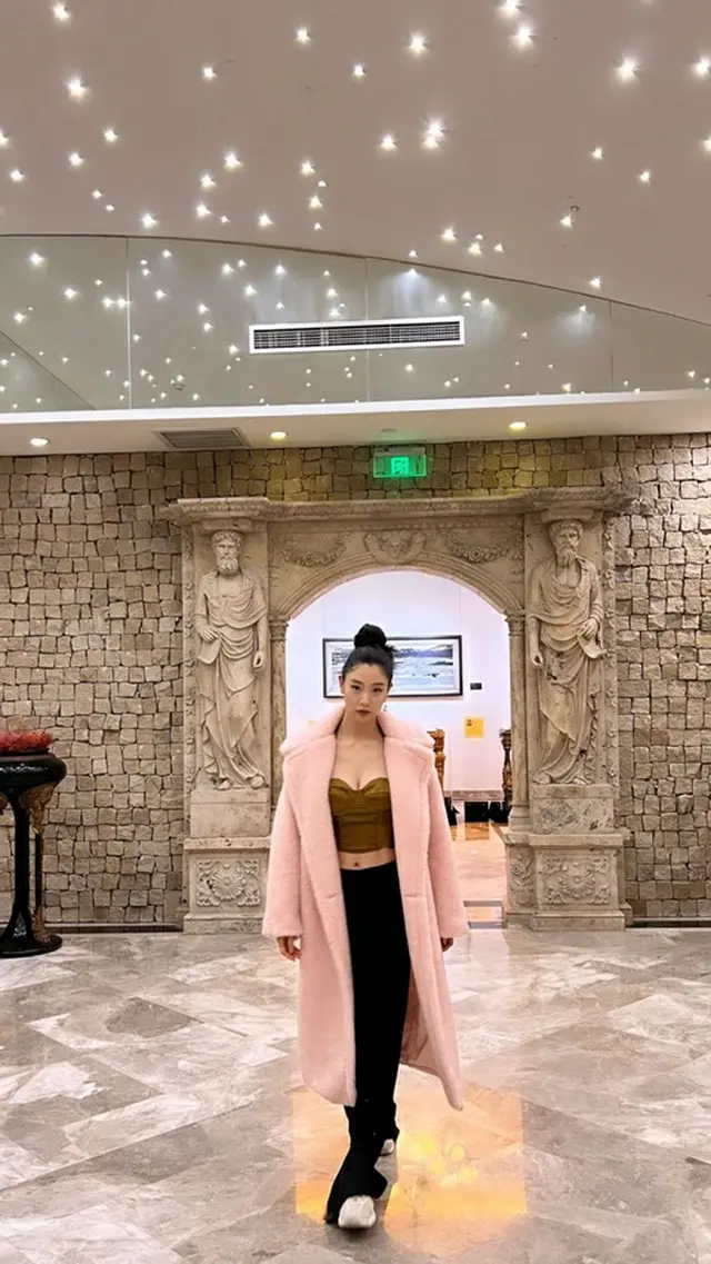 女優クララが独歩的な冬ファッションを披露した。（画像提供:wowkorea）