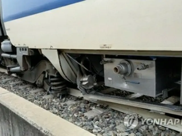 脱線した列車（忠清北道消防本部提供）＝（聯合ニュース）≪転載・転用禁止≫