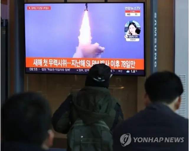 ソウル駅で北朝鮮の飛翔体に関するニュースを見つめる市民＝５日、ソウル（聯合ニュース）