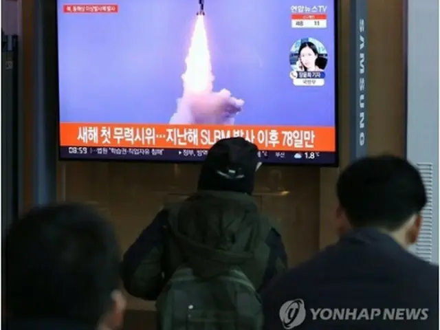 ソウル駅で北朝鮮の飛翔体に関するニュースを見つめる市民＝５日、ソウル（聯合ニュース）