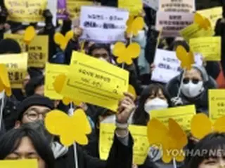 文大統領「勇気出して慰安婦問題提起」　水曜集会３０年でねぎらい