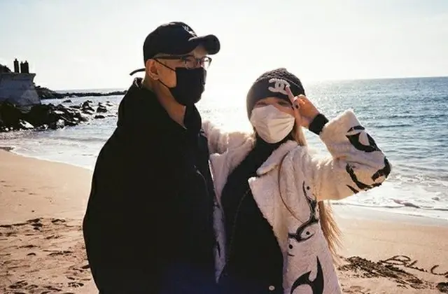 歌手ペク・イェリン、海で横にいる男性の正体は？…「The Volunteers」のメンバーJonnyとの2ショット（画像提供:wowkorea）