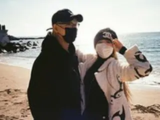 歌手ペク・イェリン、海で横にいる男性の正体は？…「The Volunteers」のメンバーJonnyとの2ショット
