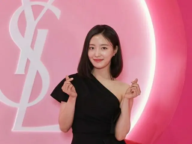 女優イ・セヨン、ブラックドレスで成熟美を披露…愛らしい笑顔に胸きゅん（画像提供:wowkorea）