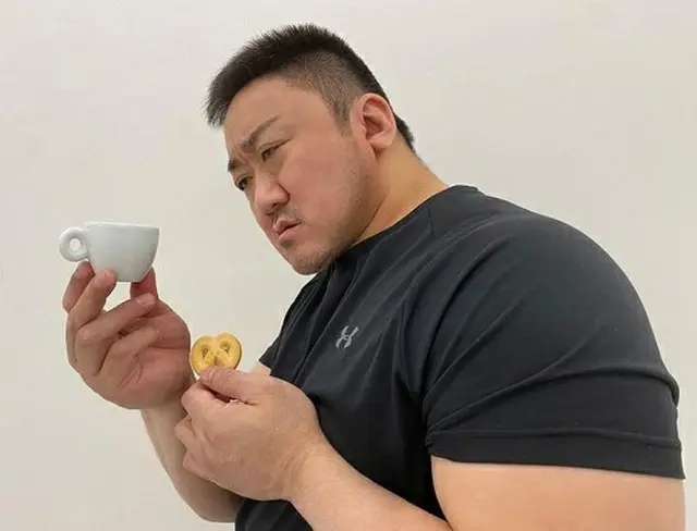 俳優マ・ドンソク、ハルクのような筋肉に似合わないとても小さなコーヒーカップ…「これがマブリー」（画像提供:wowkorea）