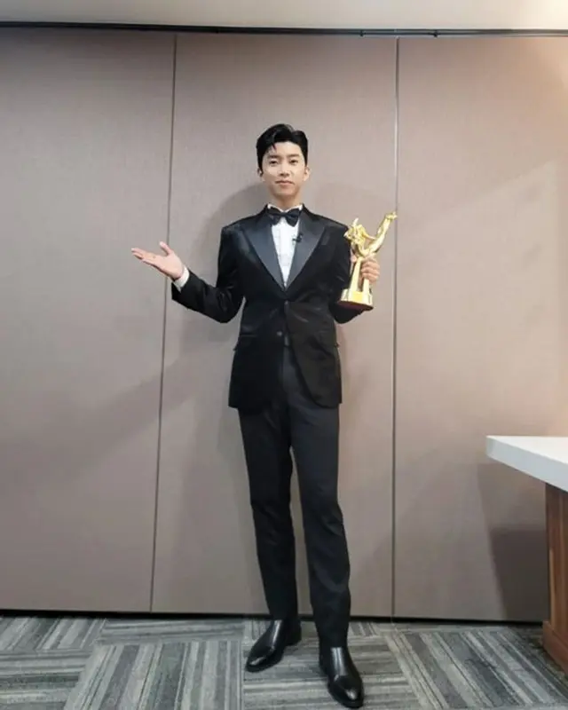 歌手イム・ヨンウンがスーツスタイルを披露した。（画像提供:wowkorea）