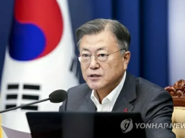 首席秘書官・補佐官会議で発言する文大統領＝１０日、ソウル（聯合ニュース）
