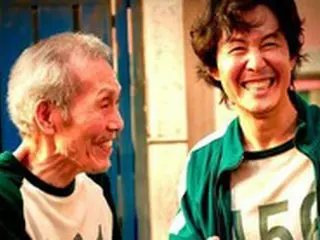 「イカゲーム」のイ・ジョンジェ、“相棒”オ・ヨンスのゴールデン・グローブ賞受賞を祝福「先生とご一緒できて光栄でした」