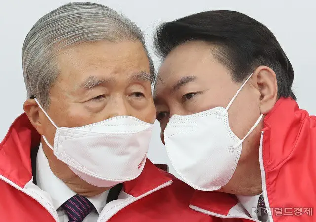 金鍾仁、元国民の力総括選挙対策委員長（左）と尹錫悦、国民の力大統領選候補（右）（画像提供:wowkorea）