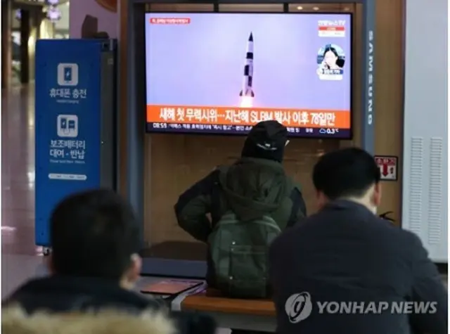 今月5日、韓国・ソウル駅で北朝鮮の弾道ミサイル発射に関するニュースを見る市民＝（聯合ニュース）