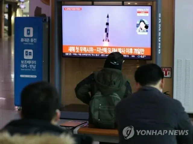 今月5日、韓国・ソウル駅で北朝鮮の弾道ミサイル発射に関するニュースを見る市民＝（聯合ニュース）