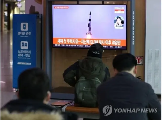 今月５日、韓国・ソウル駅で北朝鮮の弾道ミサイル発射に関するニュースを見る市民＝（聯合ニュース）