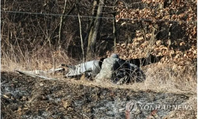 墜落した戦闘機の胴体＝１１日、華城（聯合ニュース）