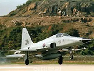 韓国で空軍「F-5E戦闘機」が墜落…操縦士の緊急脱出「確認中」