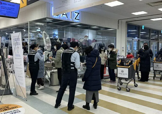韓国では、面積が3000平方メートル以上の大型スーパーや百貨店に対し、10日から「防疫パス」が適用された（画像提供:wowkorea）