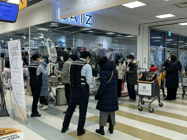 韓国では、面積が3000平方メートル以上の大型スーパーや百貨店に対し、10日から「防疫パス」が適用された（画像提供:wowkorea）