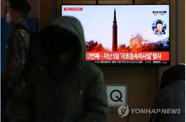 ソウル駅で北朝鮮の飛翔体発射に関するニュースを見る市民＝１１日、ソウル（聯合ニュース）