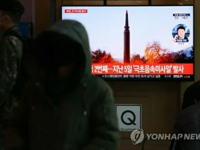 ソウル駅で北朝鮮の飛翔体発射に関するニュースを見る市民＝１１日、ソウル（聯合ニュース）