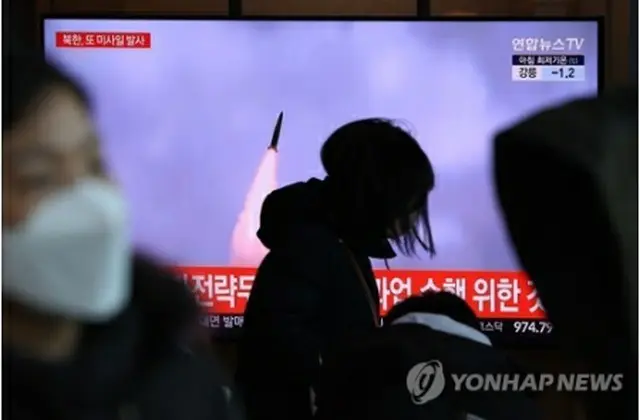 ソウル駅で北朝鮮の飛翔体発射に関するニュースを見る市民＝１１日、ソウル（聯合ニュース）