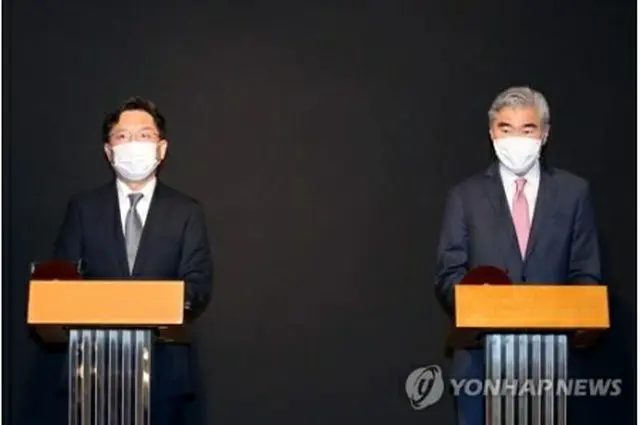 昨年１０月、ソウルでの会談後に会見した魯圭悳氏（左）とソン・キム氏（写真共同取材団）＝（聯合ニュース）