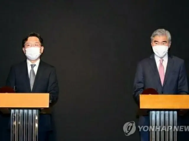 昨年１０月、ソウルでの会談後に会見した魯圭悳氏（左）とソン・キム氏（写真共同取材団）＝（聯合ニュース）