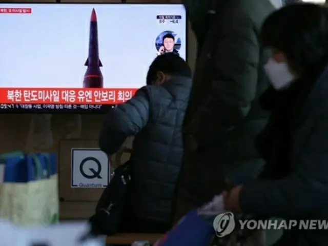 ソウル駅で北朝鮮の飛翔体発射に関するニュースを見る市民＝１１日、ソウル（聯合ニュース）