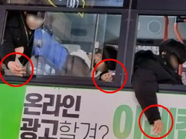 バスの後部座席で喫煙か、顎マスクの未成年者＝韓国（画像提供:wowkorea）