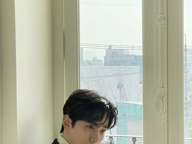 グループ「2PM」メンバー兼俳優のイ・ジュノが貫禄ある奥ゆかしい目つきで視線を集めた。（画像提供:wowkorea）