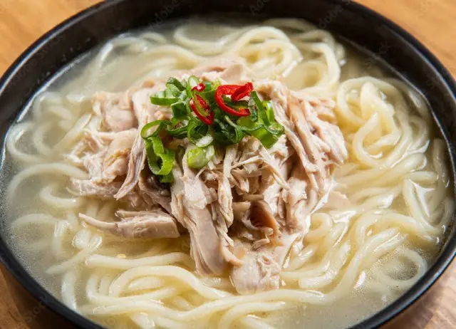 おかずを投げて「ワクチンをなぜ受けない？」…未接種者を乞食扱いしたカルグクス店＝韓国（画像提供:wowkorea）