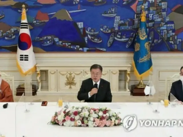 青瓦台で開いた宗教指導者との会合で発言する文大統領＝12日、ソウル（聯合ニュース）