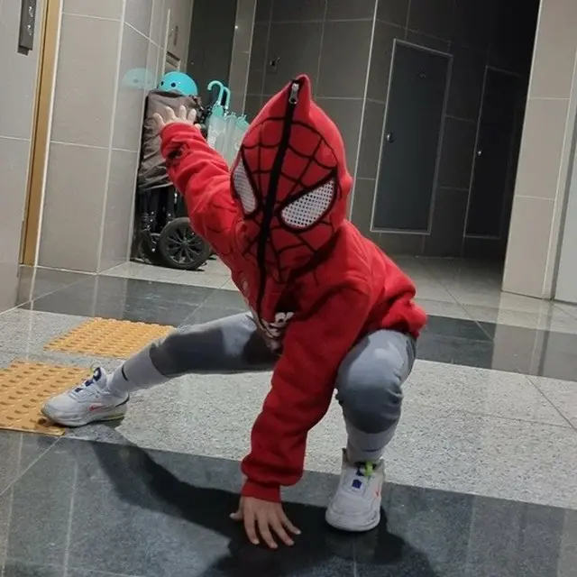 元サッカー選手イ・ドングクの息子シアン君、スパイダーマンと見事なシンクロ率（画像提供:wowkorea）