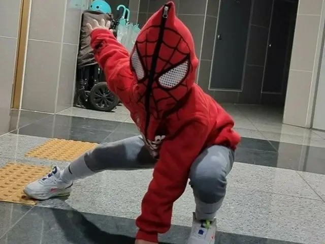 元サッカー選手イ・ドングクの息子シアン君、スパイダーマンと見事なシンクロ率（画像提供:wowkorea）