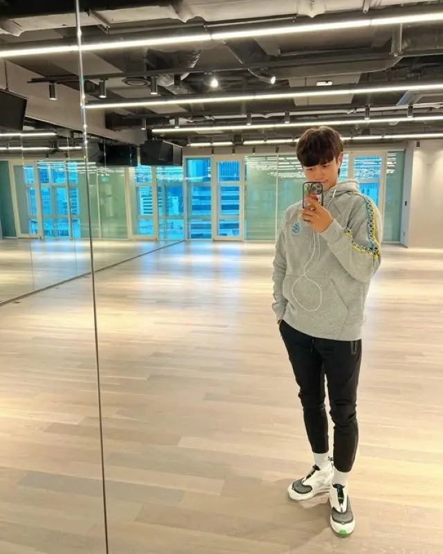 「SHINee」のミンホ、SM新社屋の練習室でパチリ…日常でも少女マンガの王子さまのようなビジュアル「in KWANGYA」（画像提供:wowkorea）