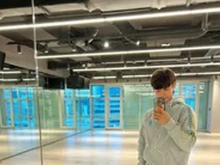 「SHINee」のミンホ、SM新社屋の練習室でパチリ…日常でも少女マンガの王子さまのようなビジュアル「in KWANGYA」