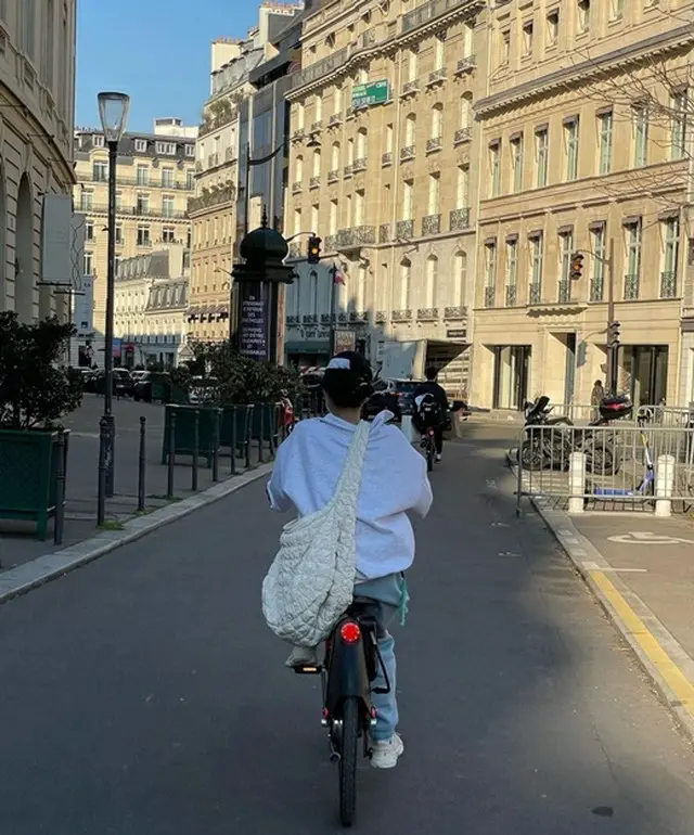 ジェニー (BLACKPINK)、パリで自転車に乗る姿を公開…“素朴で愛らしい”（画像提供:wowkorea）