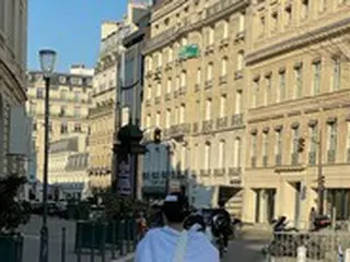 ジェニー (BLACKPINK)、パリで自転車に乗る姿を公開…“素朴で愛らしい”