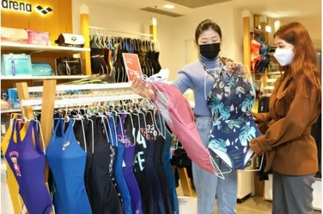 百貨店の水着売り場（ロッテ百貨店提供）＝（聯合ニュース）≪転載・転用禁止≫