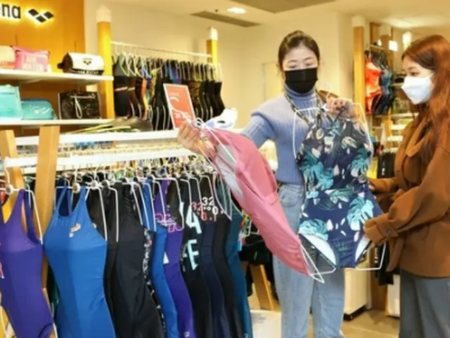 百貨店の水着売り場（ロッテ百貨店提供）＝（聯合ニュース）≪転載・転用禁止≫