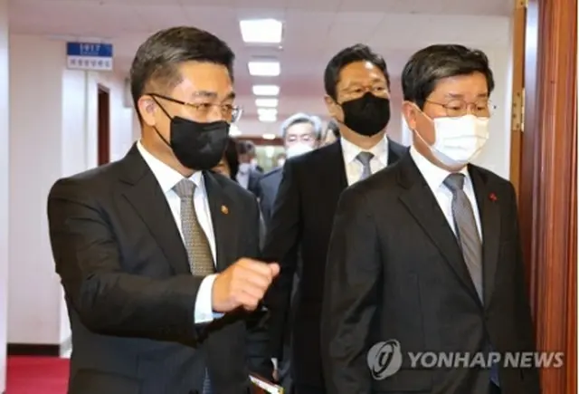 11日、閣議に出席した全海チョル（チョン・ヘチョル）行政安全部長官（右）と徐旭（ソ・ウク）国防部長官＝（聯合ニュース）