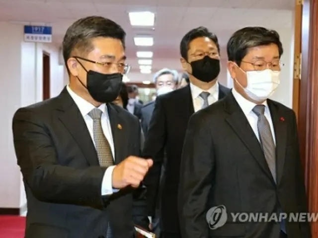 11日、閣議に出席した全海チョル（チョン・ヘチョル）行政安全部長官（右）と徐旭（ソ・ウク）国防部長官＝（聯合ニュース）