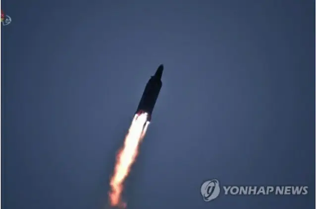 北朝鮮の朝鮮中央テレビは12日、「極超音速ミサイル」が飛行する様子を伝えた（同テレビから）＝（聯合ニュース）≪転載・転用禁止≫